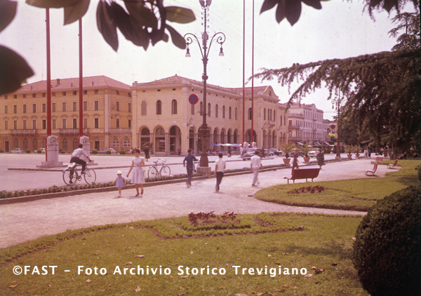 Vittorio Veneto, Piazza Vittorio Emanuele II dai giardini pubblici